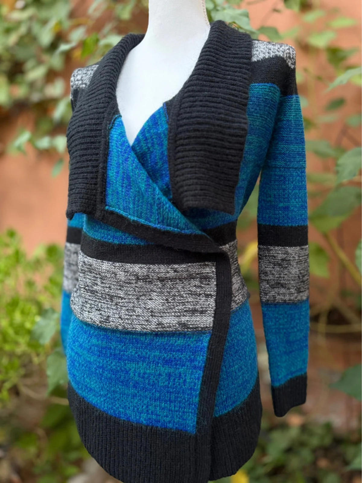 Moda International Black & Blue Sweater Size M