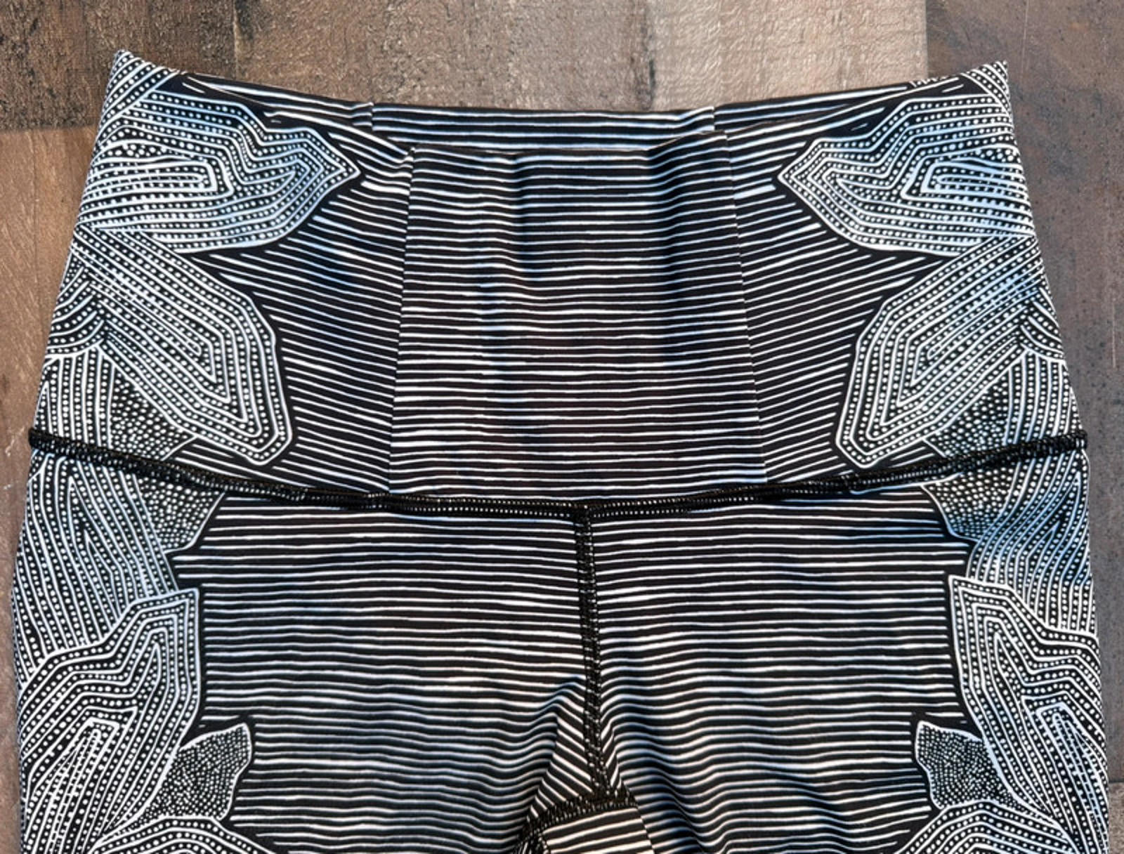 Lululemon Black White Funky Floral Pattern Pnt Length Leggings Size 6