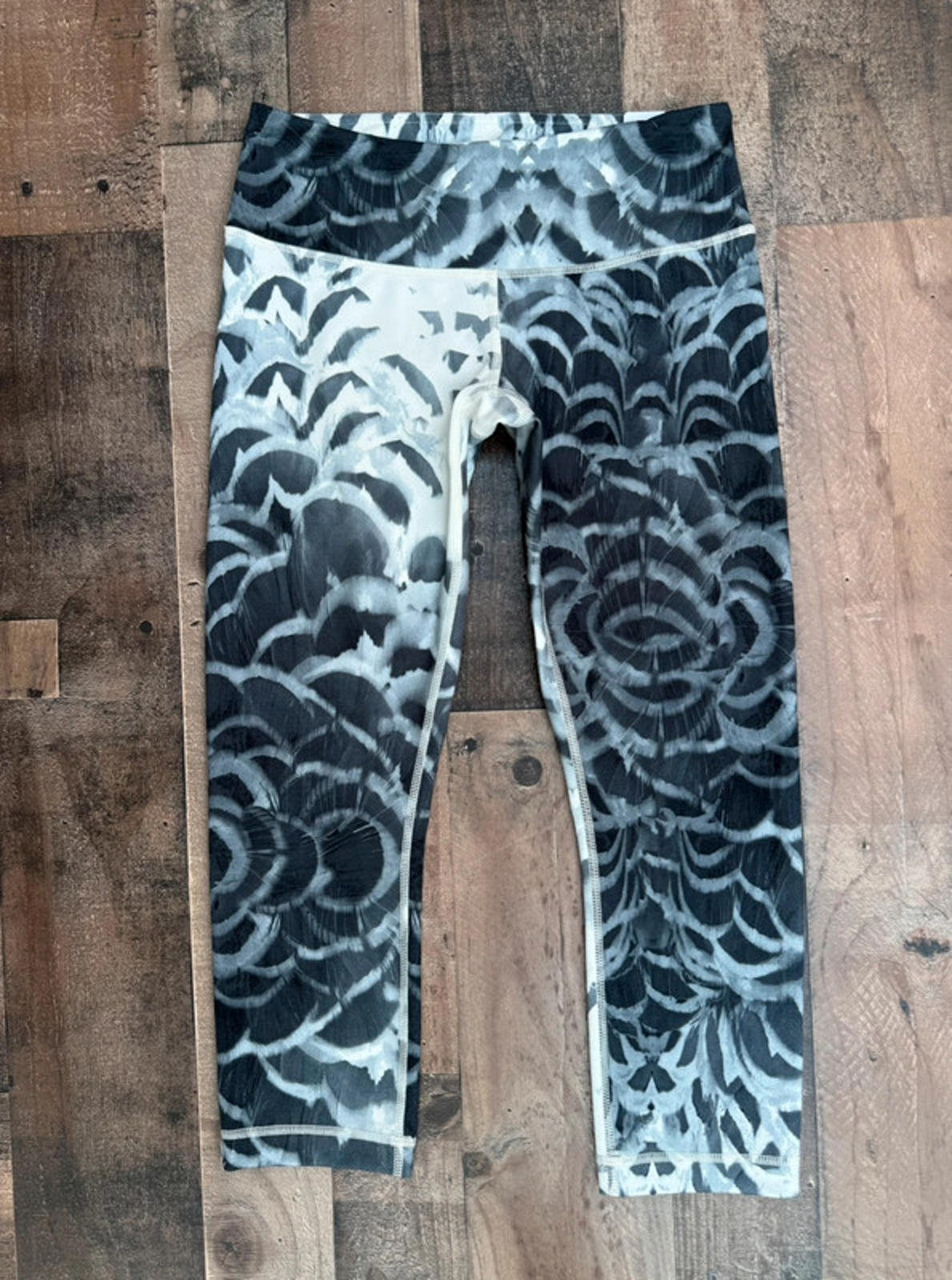 Lululemon Black & White Pattern Capri Length Active Wear Size S