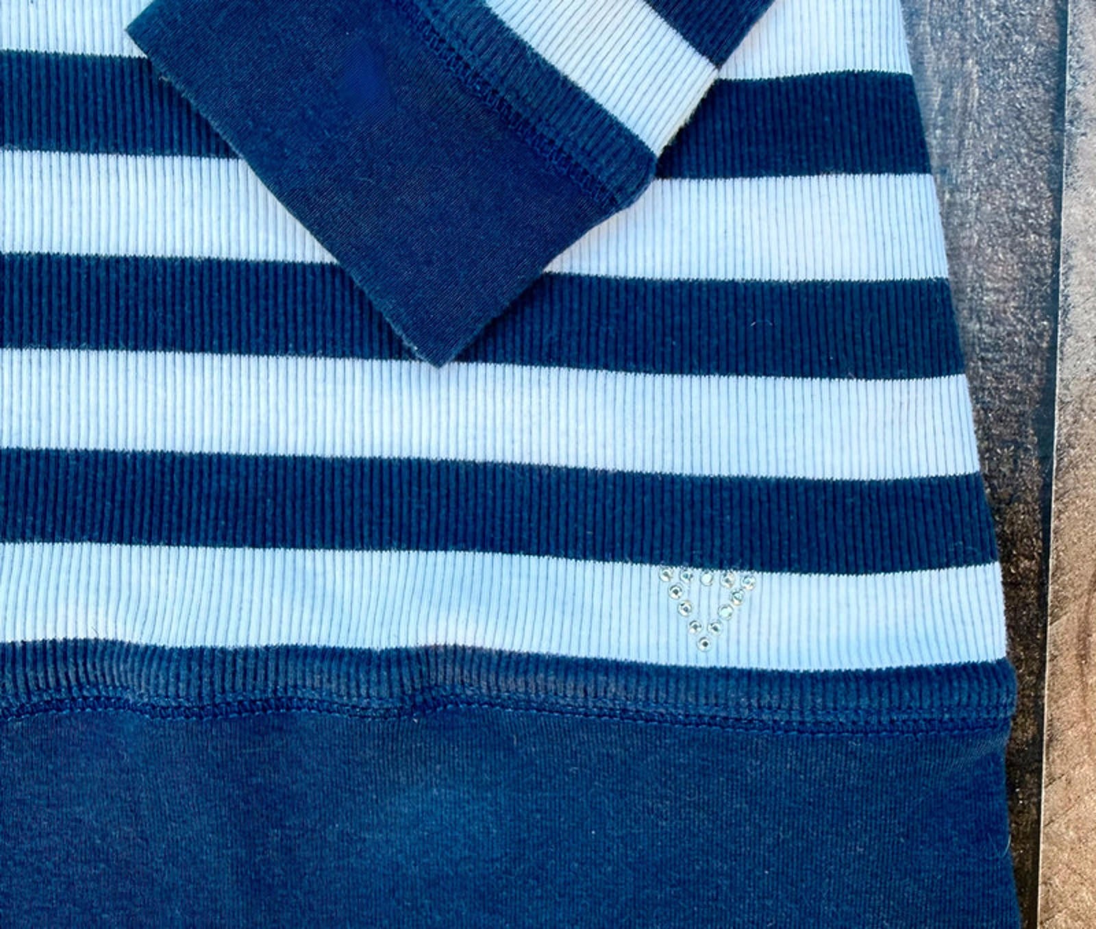 Guess Navy Blue & White Stripe V Neck Ribbed Top Women’s Size L