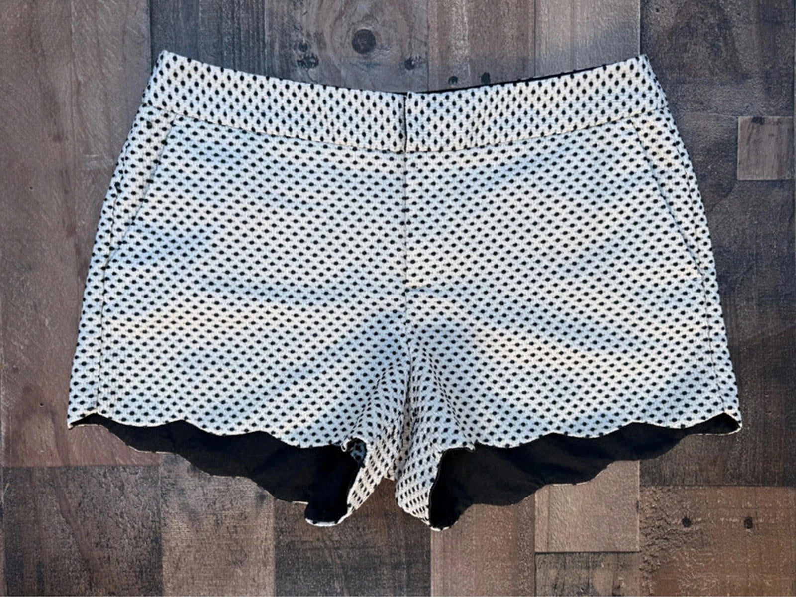 Elle black and white polka dot high-waist shorts with a scalloped hem size 10