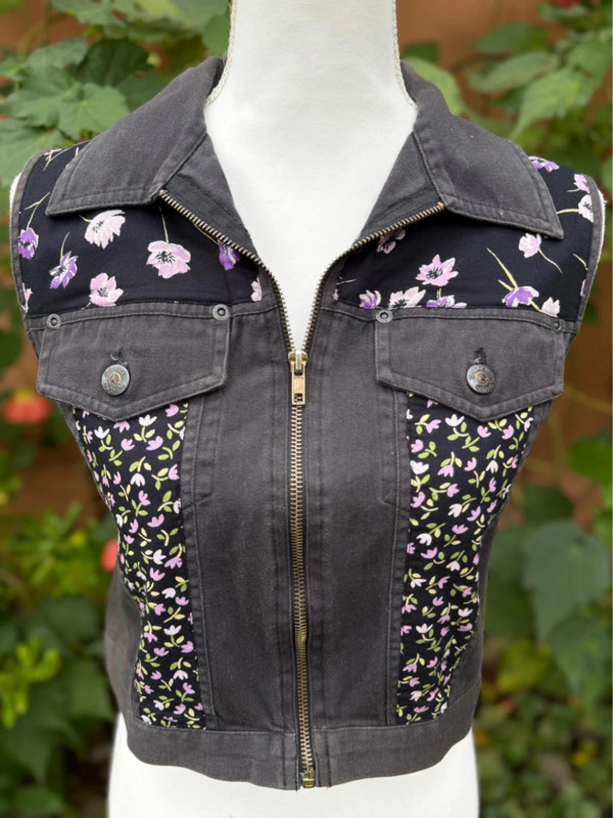 Carol Little Sport Petites Gray Black Denim Women’s Lavender Floral Vest Size S