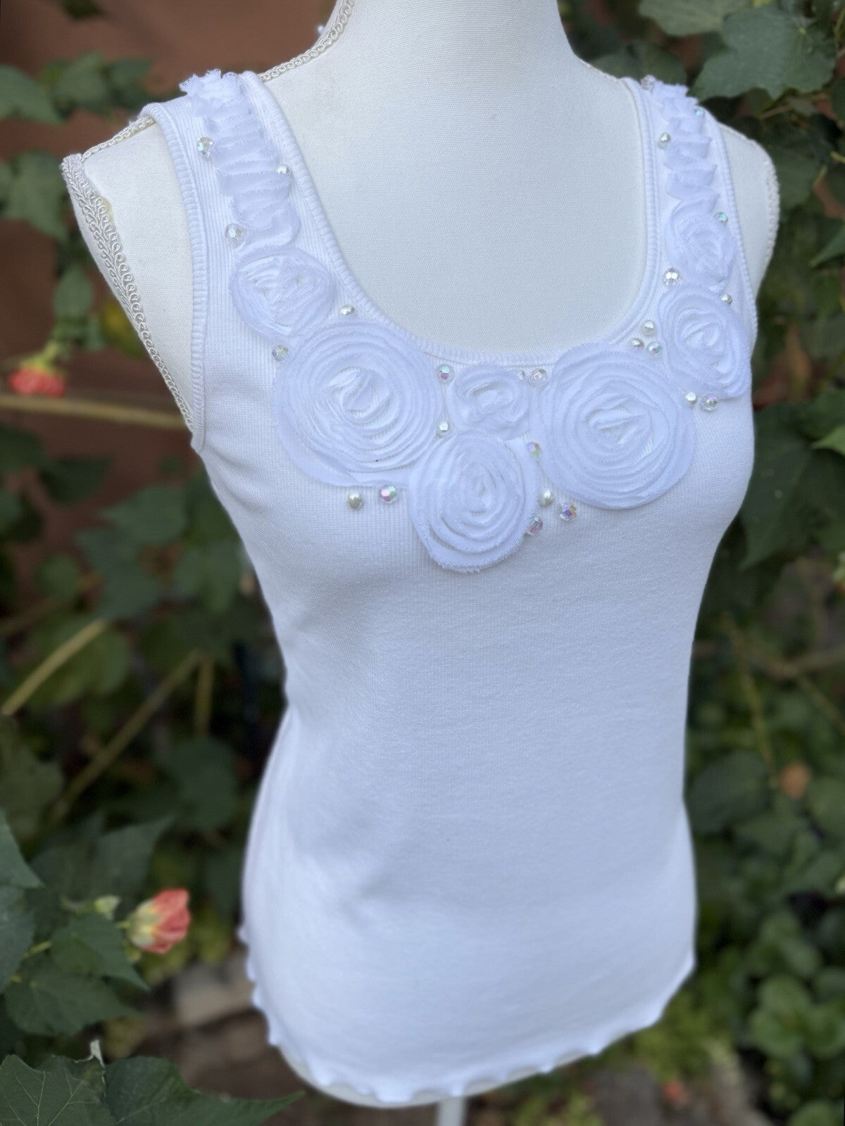 Ruby red and white floral knit pearl tank top, women's size M