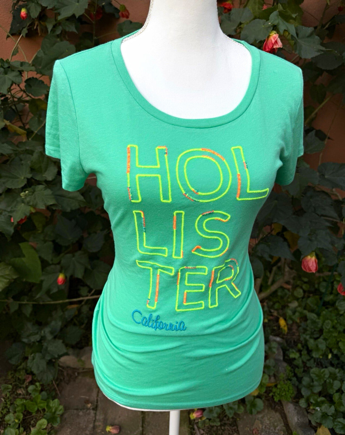 Hollister Women's Aqua Embroidered Logo Graphic Scoop Neck Tee Size M