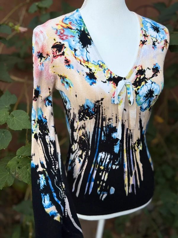Cyrus V-neck Long Sleeved Light Weight Knit Top Size M