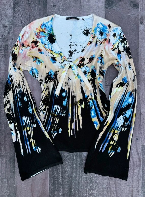 Cyrus V-neck Long Sleeved Light Weight Knit Top Size M