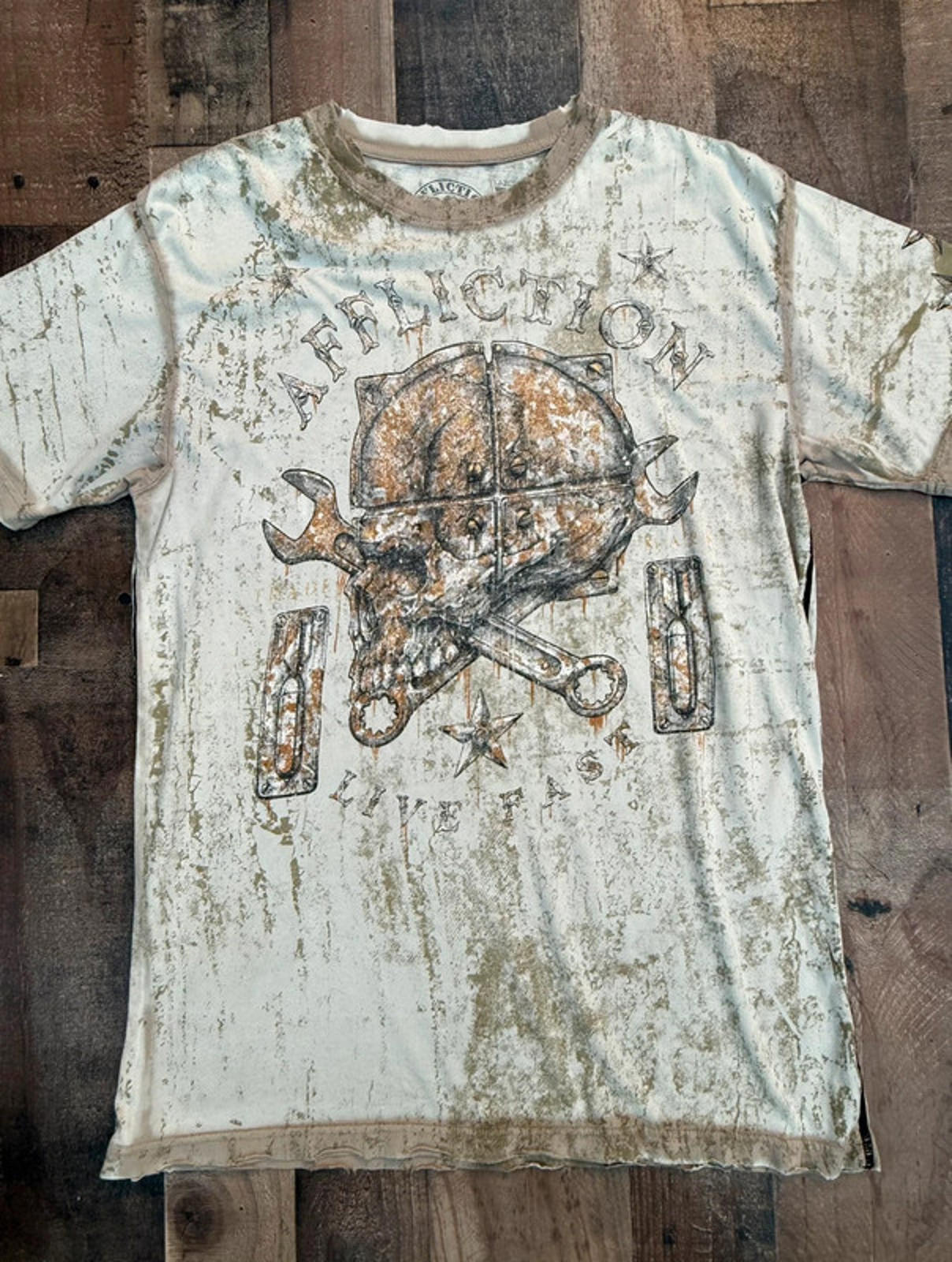 Affliction Men’s Live Fast Skull Cross Wrench Graphic Cream Colored Tee Size L