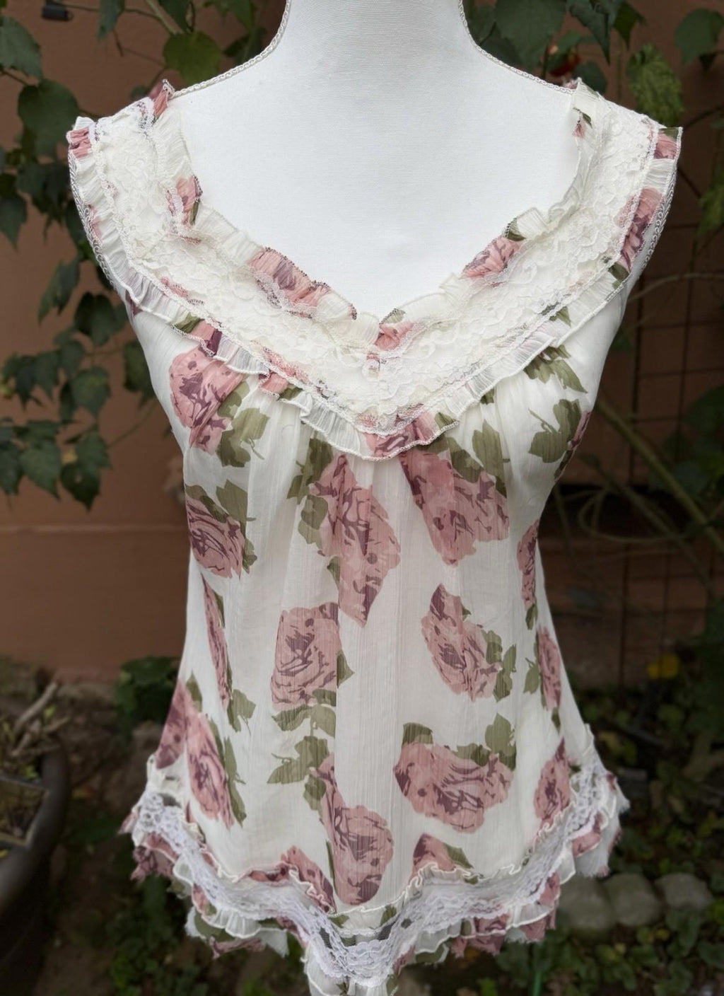 Excellent Condition Pre-Owned Passport Rose Print & Lace Blouse Size L