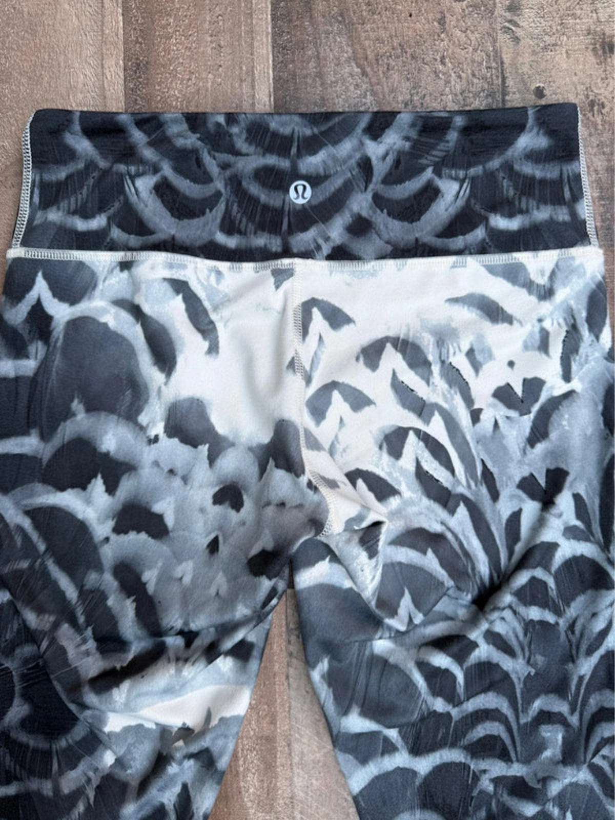 Lululemon Black & White Pattern Capri Length Active Wear Size S